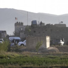 Los policías montan guardia en el tejado del edificio principal de la prisión de Ghazni, después de un ataque talibán en el que cientos de presos fueron liberados.-REUTERS