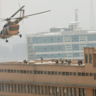 Soldados afganos toman posiciones en la azotea del hospital Sardar Daud Khan de Kabul.-MOHAMMAD ISMAIL