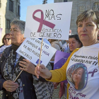 Un centenar de personas se concentran frente a la Audiencia Provincial de Ávila.-ICAL