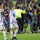 Sereno y Keko, cabizbajos tras el descenso (2009-2010) mientras el Barça celebra el título.-MONTSE ÁLVAREZ