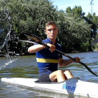 Marcos Caballero lanza agua con su remo en el río Pisuerga, donde entrena a diario.-MIGUEL ÁNGEL SANTOS