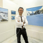 Isidoro Moreno López posa junto a varios de sus cuadros en la Galería Lorenzo Colomo.-Miguel Ángel Santos
