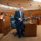 El Procurador del Común de Castilla y León, Javier Amoedo, defiende en sesión plenaria las Cortes el informe anual relativo a la institución autonómica en 2012-Ical