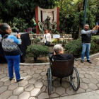 Seguidores del fallecido cantante José José visitan una estatua del artista adornada con flores.-EFE