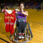 Pablo Lavandeira posa con la camiseta de España.-J.M. LOSTAU