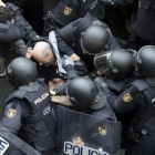 Violenta actuación policial en el colegio Ramon Llull.-FERRAN NADEU