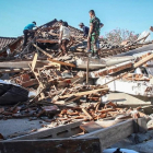 Los servicios de rescate buscan víctimas entre los escombros en la isla de Lombok. /-STR (EFE)