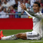 Ronaldo se queja al árbitro durante el partido ante el Córdoba en el Bernabéu.-Foto: REUTERS / SERGIO PÉREZ