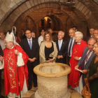 A pesar de la prohibición de beber agua del pozo de la cripta de San Antolín,la autoridades bajaron junto al obispo Manuel Herrero a la cripta en la catedral de Palencia.-ICAL