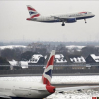 Un avión de British Airways en el aeropuerto de Heathrow en diciembre.-ANDY RAIN