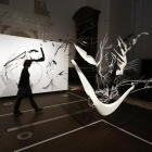 Maja Rozman se adentra en la instalación de Tvrtko Buric ‘Human landscape’.-RUBÉN CACHO / ICAL