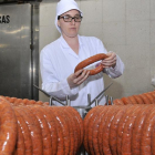 Verónica García muestra una selección de chorizos en el secadero de la empresa que se han elaborado sin aditivos químicos.-VALENTÍN GUISANDE