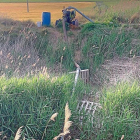Uno de los motores que absorbe el agua del Esgueva en el municipio vallisoletano de Villanueva de los infantes.-L. DE LAFUENTE