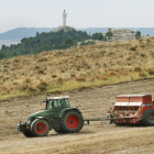 Un agricultor realiza labores de sementera en las inmediaciones de la capital palentina.-BRÁGIMO