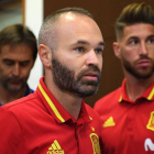 Iniesta, Ramos y Lopetegui, poco antes de comparecer en rueda de prensa-GABRIEL BOUYS / AFP