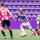 Paulo Vitor arranca una jugada de ataque en el choque ante la UD Logroñés. / RV / I. SOLA