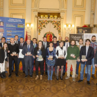 Tradicional foto de familia con premiados y autoridades de los Premios Valadolid ‘Ciudad Deportiva-2016’.-MIGUEL ÁNGEL SANTOS