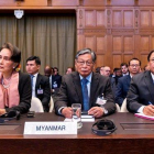 Aung San Suu Kyi , a la izquierda, en la sala de la Corte Internacional de La Haya.-EFE EPA / FRANK VAN BEEK
