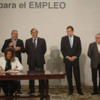Fátima Báñez firma del acuerdo del programa de activacion para el empleo, ante Rajoy y representantes de los sindicatos y las patronales, en la Moncloa.-Foto: AGUSTÍN CATALÁN