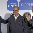 Jesus Julio Carnero y Ramiro Ruiz Medrano consuelan a Francisco Javier León de la Riva tras conocerse la pérdida de la mayoría absoluta.-Ical