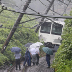 Un tren descarrilado en Higashimurayama, al oeste de Tokio, este lunes.-AFP / JIJI PRESS