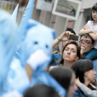 Un joven capta una fotografía al paso de la procesión del Santísimo Rosario del Poder, en Valladolid-J.M.Lostau