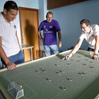Dos de los integrantes del club vallisoletano disputan un encuentro mientras otro de los jugadores observa  lo que ocurre sobre el terreno de juego.-J.M. LOSTAU