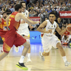 Rudy Fernández (izda) lucha por el balón con el alemán Maodo Lo durante el partido de hoy de la selección española y la alemana.-Foto: EFE/ RAINER JENSEN