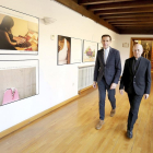 Conrado Íscar y Ricardo Blázquez en la galería del claustro del Palacio de Pimentel, que acoge la muestra.-EL MUNDO