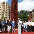El alcalde de la localidad vizcaína de Ermua, Carlos Totorica (c), durante su discurso junto a vecinos de la localidad en el homenaje para recordar el secuestro y asesinato del concejal del PP, Miguel Ángel Blanco, por ETA hace ahora veinte años.-EFE