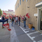 Trabajadores de Lindorff se concentran ayer a las puertas de la empresa en el Poligono de La Mora, en La Cistérniga.-ICAL