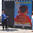 El alcalde Jesús Carnero y la concejal de Turismo, Blanca Jiménez, con el cartel del concierto de Quevedo, que actuará en Valladolid el día 22 de septiembre. - AYUNTAMIENTO DE VALLADOLID