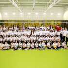 Los componentes del Club Voleibol Arroyo posan junto al cuerpo técnico en el gimnasio del colegio Atenea.-J.M. LOSTAU