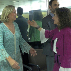 Pilar del Olmo saluda a la ministra María Jesús Montero.-ICAL
