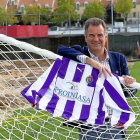 Gail posa con la camiseta delRealValladolid en los Anexos de Zorrilla. A la izquierda, imagen del último gol celebrado en el viejo José Zorrilla.-PABLO REQUEJO