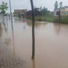 La fuerte tromba de agua cayó sobre todo en Viana de Cega, inundó calles y alguna vivienda sobre todo en la zona del río.-EL MUNDO