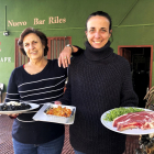 Sara Pato y su madre, Mari Luz González, frente al Nuevo Bar Riles en Navalosa. / E.M.