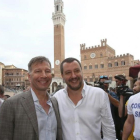 El ministro de Interior italiano, Matteo Salvini (derecha) posa junto al candidato a la alcaldía de Siena Luigi De Mossi.-FABIO DI PIETRO