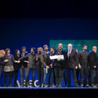 El equipo de 'El hombre de las mil caras', tras recibir el premio Asecan a la mejor película, el sábado en Sevilla.-EFE / RAÚL CARO
