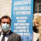 Óscar Puente y Silvia Sáez, con la pancarta de reconocimiento al personal de enfermería colgada en San Benito.- ICAL