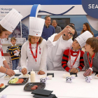 Varios jóvenes cocinero elaboran sus hamburguesas con las enseñanzas del chef José Francisco Luque.-J.M. LOSTAU