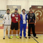 Fernando Casares, segundo por la izquierda, con la copa de campeón.-EM