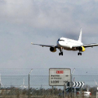 Avión aterrizando en el aeropuerto de Villanubla.-RUBÉN CACHO / ICAL
