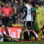 El árbitro del Valencia-Villarreal se dirige a mostrar la segunda amarilla a Zaza, en el suelo.-AFP / JOSÉ JORDÁN