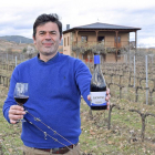 Guillermo Tenoira, en el centro de la viña del paraje de la Padorniña, en Villafranca del Bierzo.-