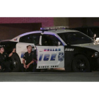 Varios policías, parapetados tras un coche patrulla, durante el tiroteo en Dallas.-Maria R. Olivas / AP