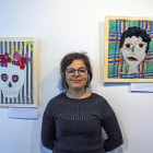 Bulgarcita junto a dos de sus obras.-V. CALZADA