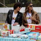 Dayana Mendoza y Stefania Fernandez reciben donaciones durante el evento Healing  Venezuela.-EFE
