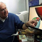 Patarroyo explica su descubrimiento con ayuda de un gráfico.-Foto:   MAURICIO DUEÑAS / EFE