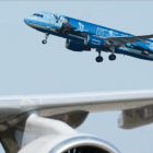 Un avión de la compañía Brussels Airlines despega de Zaventem tras abrirse el aeropuerto al tráfico aéreo.-BENOIT DOPPAGNE